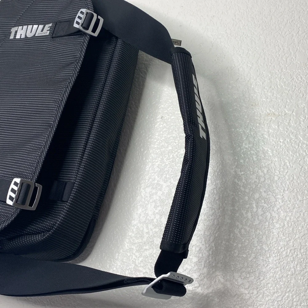 Thule Crossover Black Messenger Bag NWOT